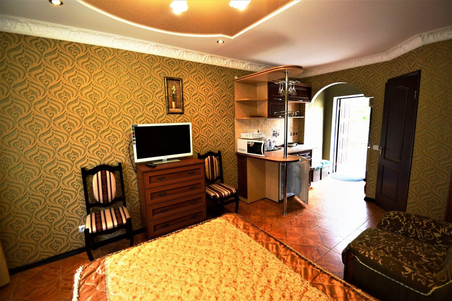 Полулюкс на двоих с кухней - на май 2500 руб., летом до 4000 руб.